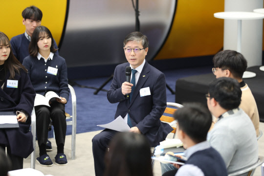 변창흠 LH 사장(사진 가운데)이 참석 대학생들과 함께 이야기를 나누고 있다. <LH 제공>